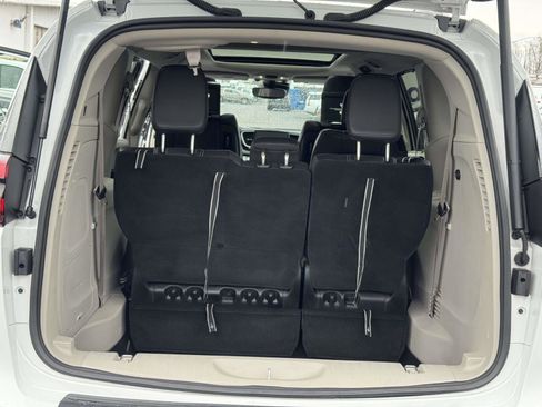 Used 2022 Chrysler Pacifica Touring-L w/ Uconnect Theater Family Group AWD/4WD image 17