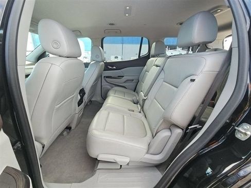 Used 2023 GMC Acadia SLT FWD image 4