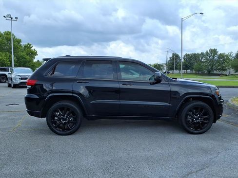 Used 2021 Jeep Grand Cherokee Laredo X AWD/4WD image 4