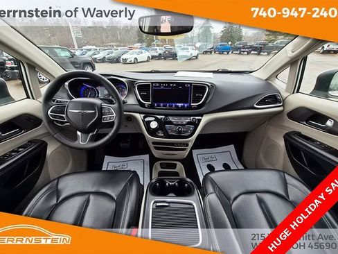 Used 2023 Chrysler Pacifica Touring-L image 6