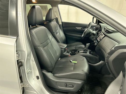 Used 2020 Nissan Rogue SL w/ Premium Package image 24