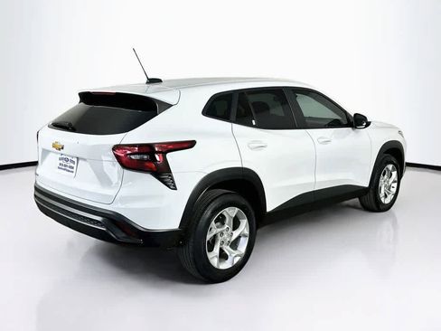 Used 2024 Chevrolet Trax LS w/ LS Convenience Package FWD image 23