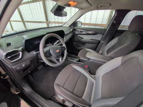Used 2025 Chevrolet TrailBlazer LT AWD/4WD image 3
