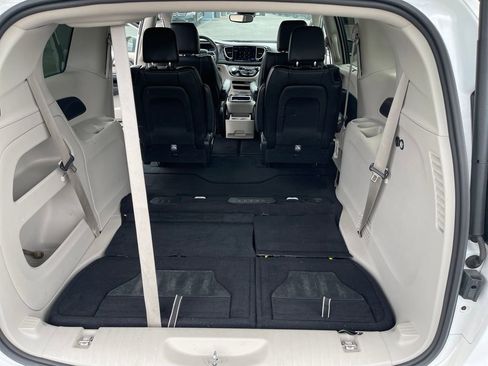 Used 2023 Chrysler Pacifica Touring-L FWD image 32