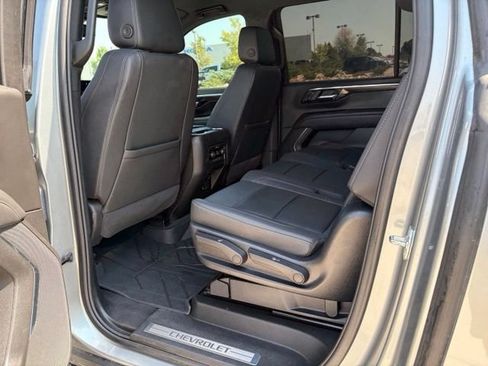 Used 2025 Chevrolet Suburban Z71 AWD/4WD image 17