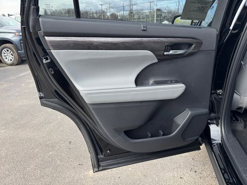 New 2026 Toyota Highlander Platinum AWD/4WD image 24