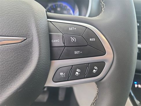 Used 2024 Chrysler Pacifica Touring-L image 32