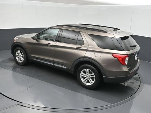 Used 2021 Ford Explorer XLT w/ Equipment Group 202A AWD/4WD image 38