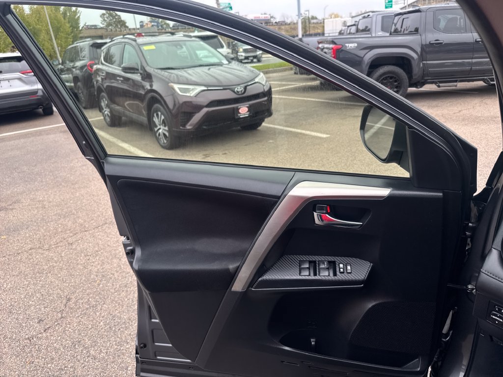 Used 2015 Toyota RAV4 XLE AWD/4WD image 33