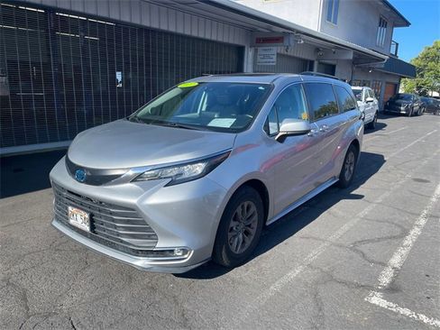 Used 2022 Toyota Sienna XLE image 2