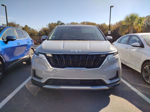 Used 2024 Kia Carnival EX image 2