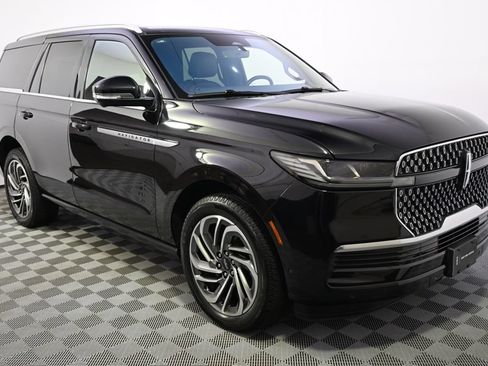 Used 2025 Lincoln Navigator Reserve AWD/4WD image 8