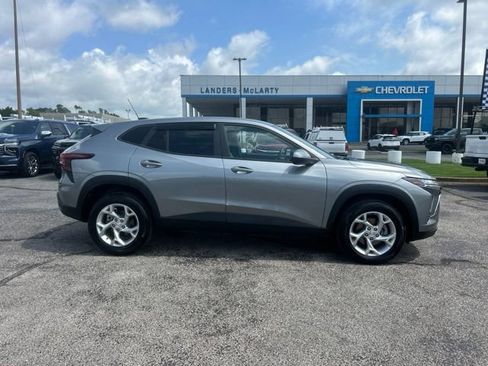 Used 2026 Chevrolet Trax LS w/ LS Convenience Package FWD image 2