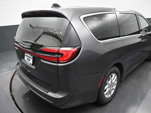 Used 2023 Chrysler Pacifica Touring-L FWD image 13