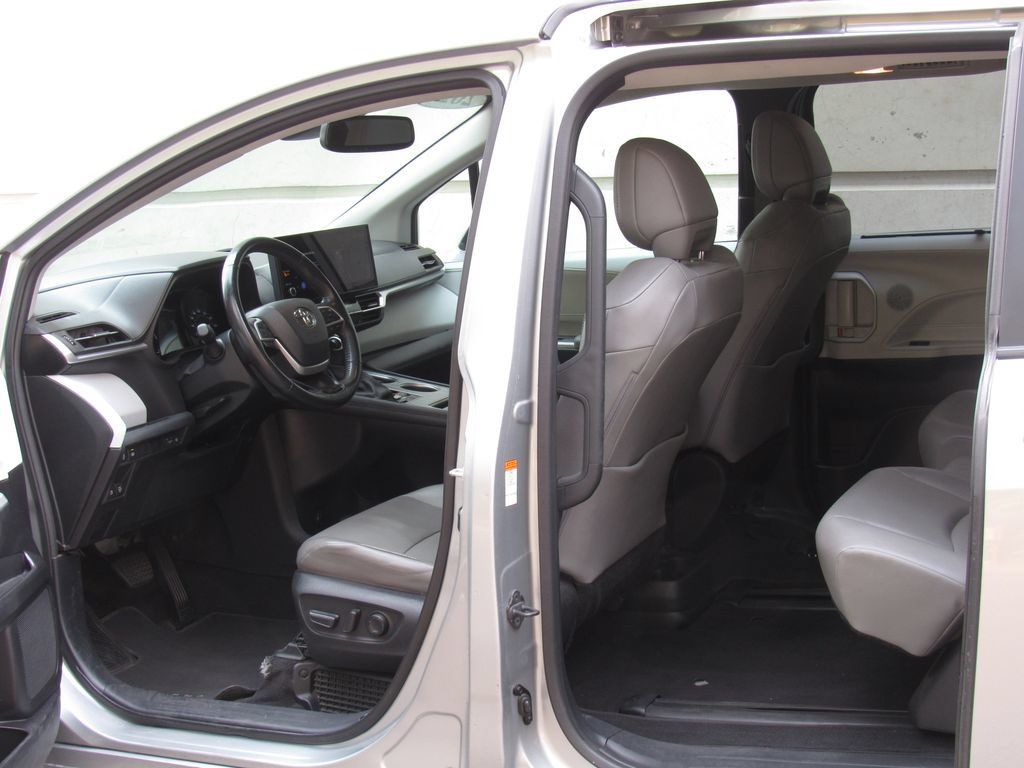 Certified 2025 Toyota Sienna XLE FWD image 14