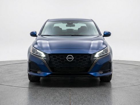 Used 2025 Nissan Altima 2.5 SV FWD image 2