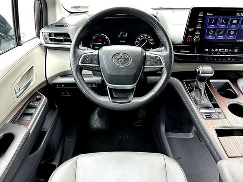 Used 2024 Toyota Sienna XLE FWD image 19