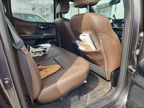 Used 2017 Toyota Tacoma Limited w/ Tow Package image 11