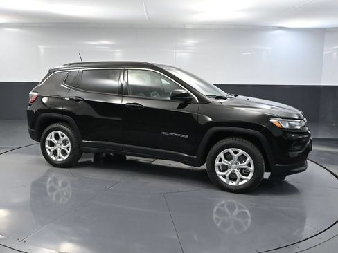 Used 2024 Jeep Compass Latitude w/ Convenience Group AWD/4WD image 4
