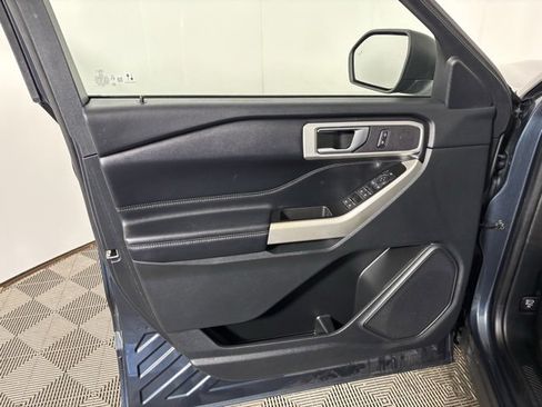 Used 2022 Ford Explorer XLT w/ Equipment Group 202A image 9