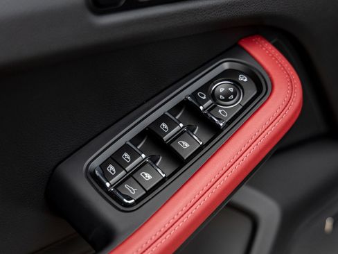 Certified 2025 Porsche Macan image 20