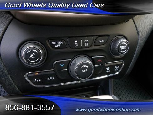 Used 2016 Jeep Cherokee Latitude w/ Cold Weather Group AWD/4WD image 19