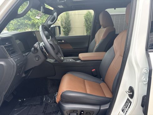 Used 2025 Lexus GX 550 w/ Accessory Package (2T) AWD/4WD image 12