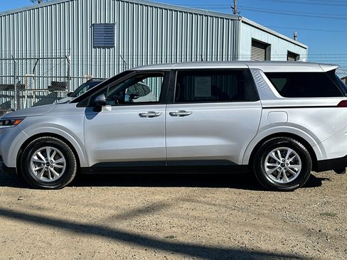 Used 2023 Kia Carnival LX FWD image 8