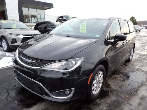 Used 2020 Chrysler Pacifica Touring image 10