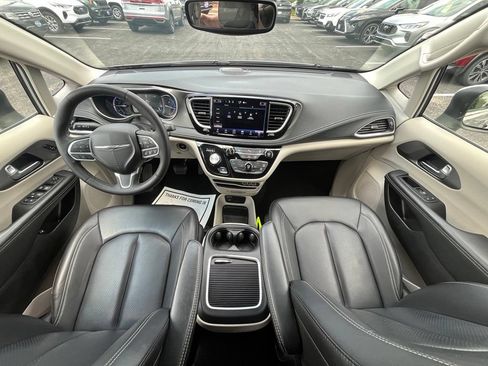 Used 2023 Chrysler Pacifica Touring-L FWD image 13