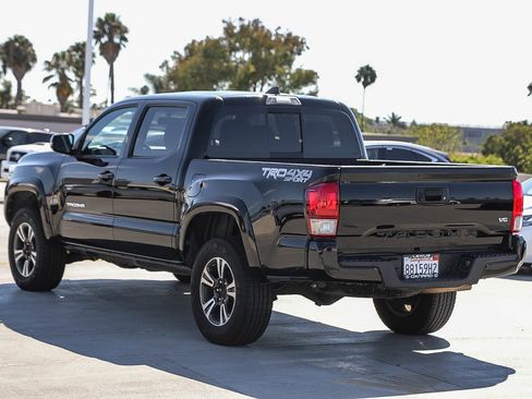 Used 2017 Toyota Tacoma TRD Sport AWD/4WD image 5