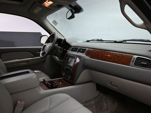 Used 2008 Chevrolet Suburban LTZ w/ LTZ Preferred Equipment Group AWD/4WD image 32
