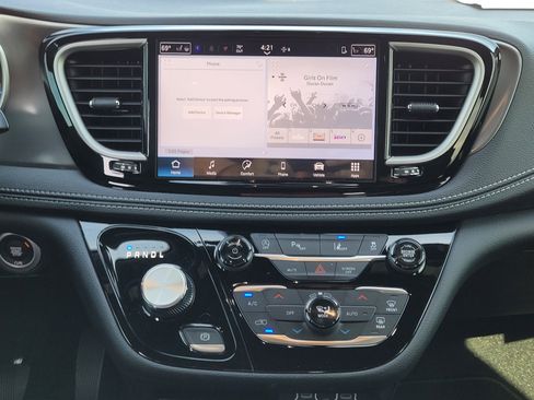 New 2025 Chrysler Pacifica Select image 15