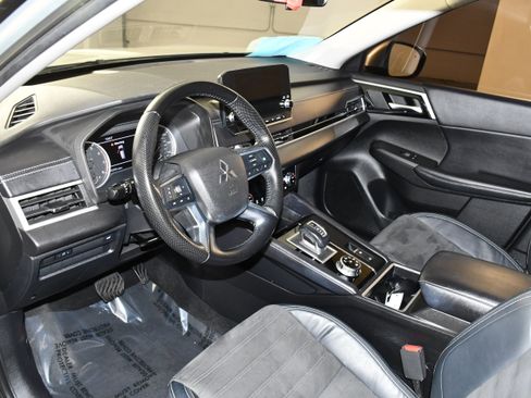 Used 2022 Mitsubishi Outlander SE AWD/4WD image 2