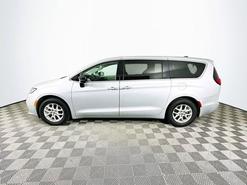 Used 2024 Chrysler Pacifica Touring-L FWD image 6