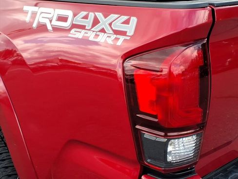 Used 2018 Toyota Tacoma TRD Sport image 9