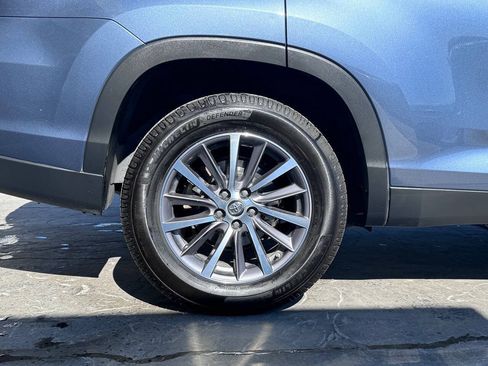 Used 2019 Toyota Highlander XLE FWD image 12
