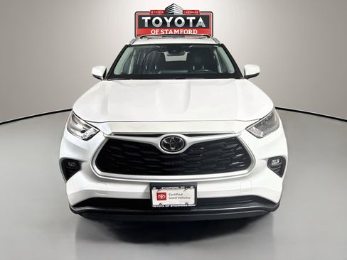 Used 2023 Toyota Highlander XLE AWD/4WD image 2