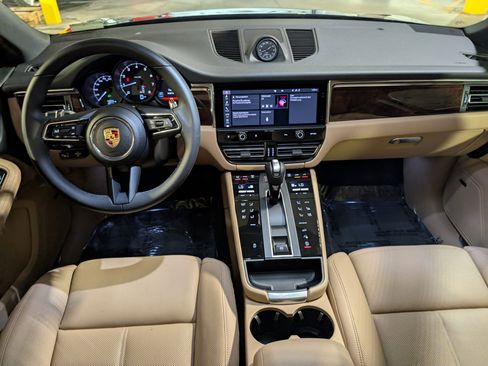 Certified 2025 Porsche Macan image 7