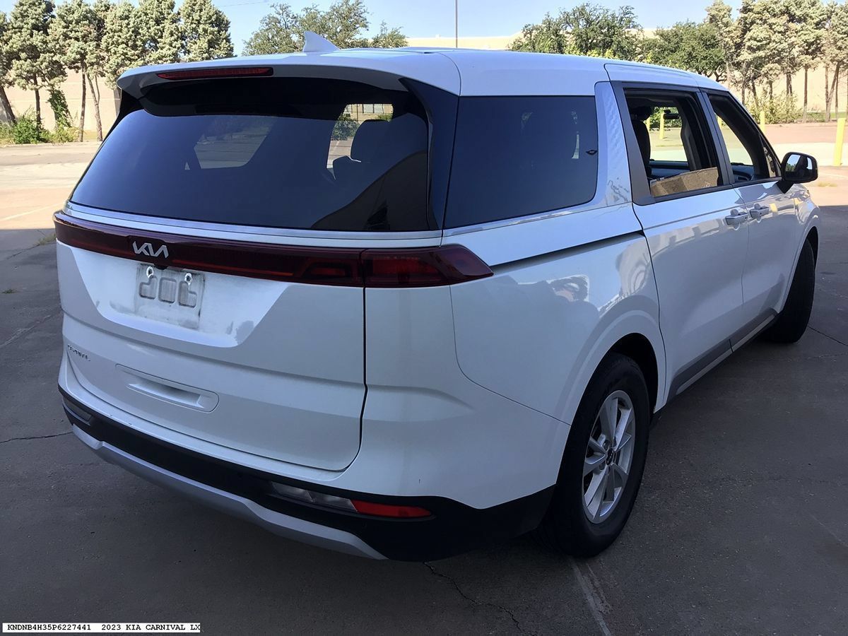 Used 2023 Kia Carnival LX FWD image 5