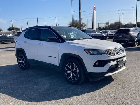 Used 2025 Jeep Compass Limited image 4