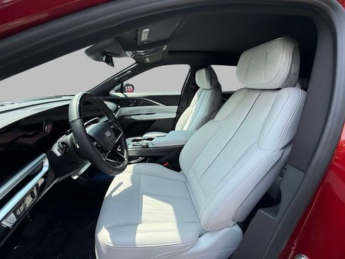 Used 2026 Cadillac Lyriq Luxury w/ LPO, Floor Liner Package AWD/4WD image 2