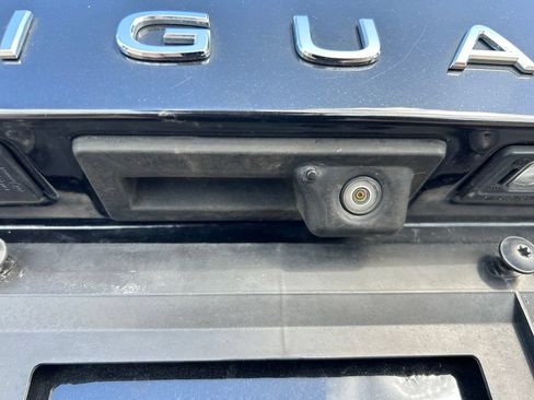 Certified 2022 Volkswagen Tiguan SE R-Line FWD image 31