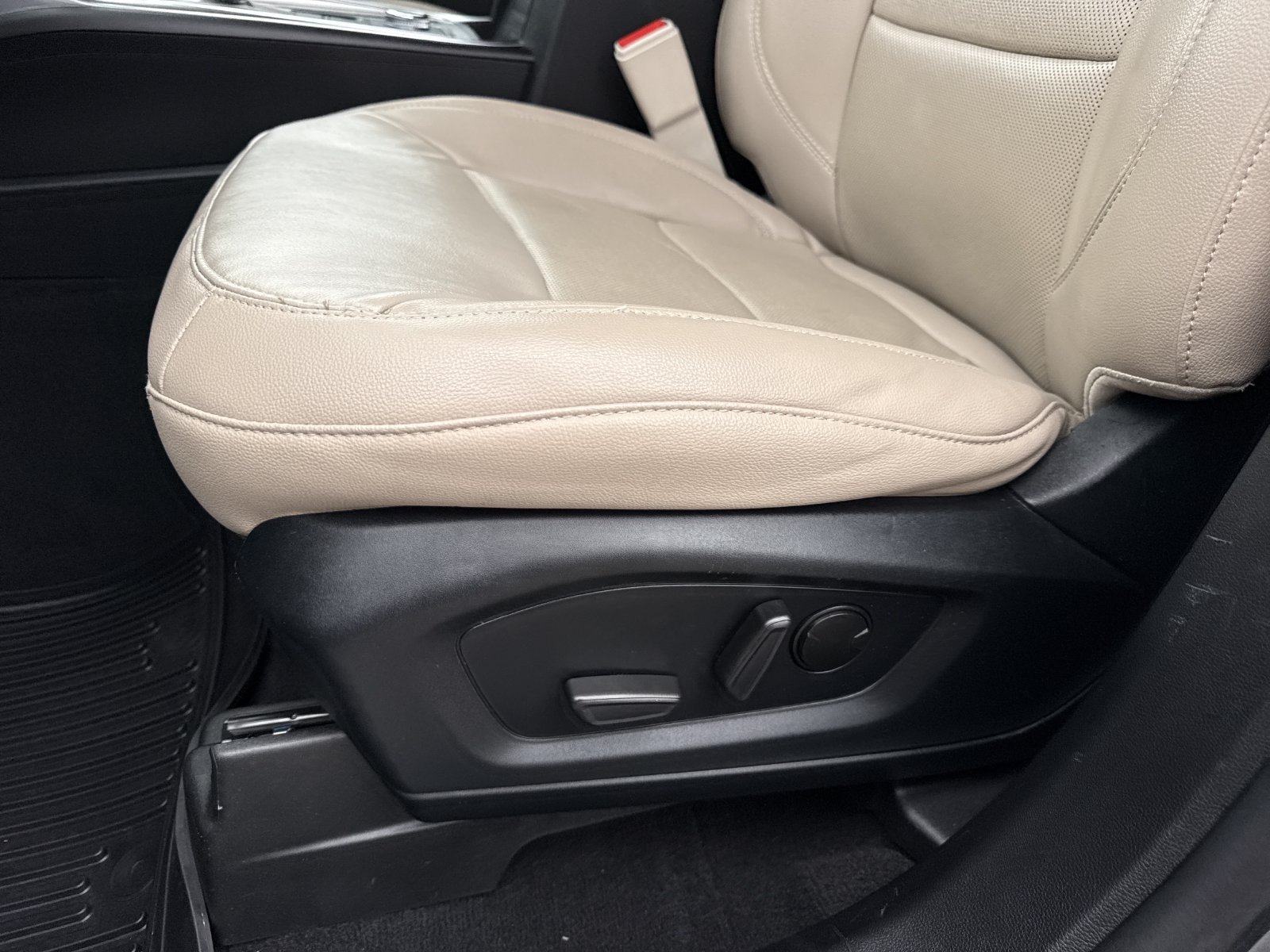 Used 2022 Ford Explorer Limited AWD/4WD image 19