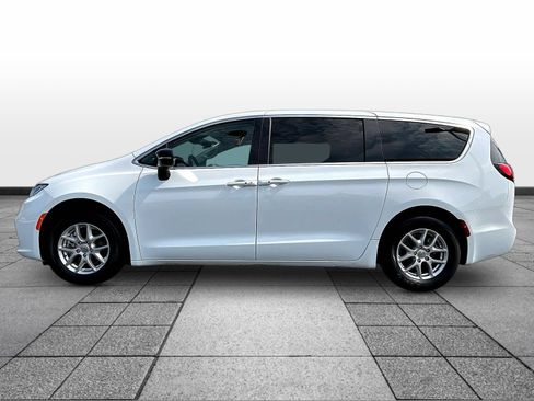 Used 2024 Chrysler Pacifica Touring-L FWD image 8