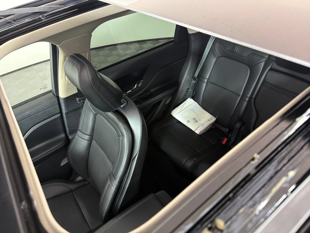 Used 2025 Lincoln Corsair Reserve w/ Equipment Group 202A AWD/4WD image 9
