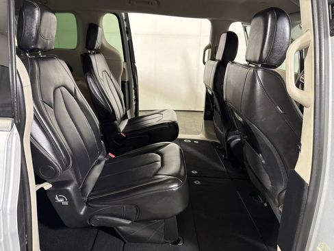 Used 2024 Chrysler Pacifica Touring-L FWD image 24