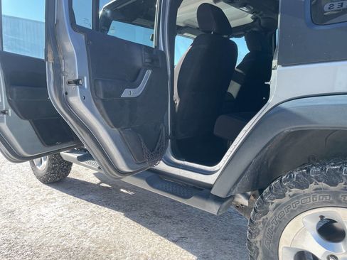 Used 2013 Jeep Wrangler Unlimited Sahara image 19