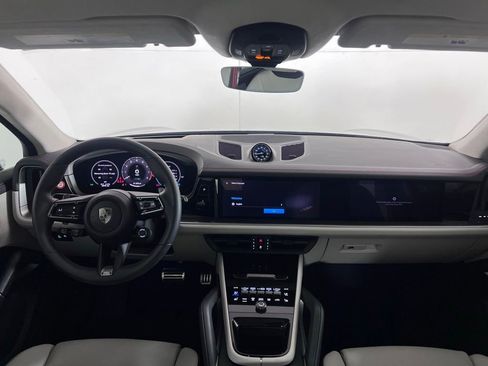 Certified 2025 Porsche Cayenne Turbo AWD/4WD image 23