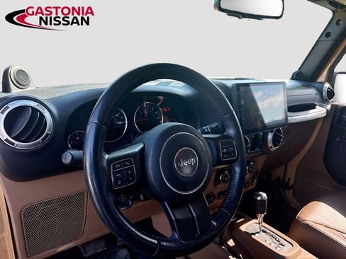 Used 2013 Jeep Wrangler Unlimited Sahara w/ Connectivity Group AWD/4WD image 11